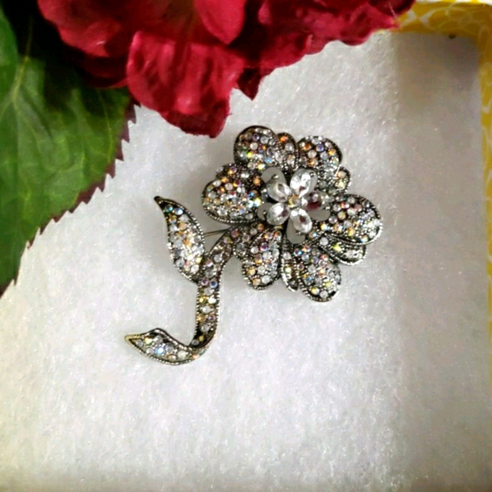💥2/$30 Brooch antique look silver with crystal - Picture 3 of 4